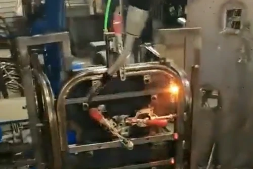 Sudarea scaunului de mobilă de către robotul de sudură Fulzh