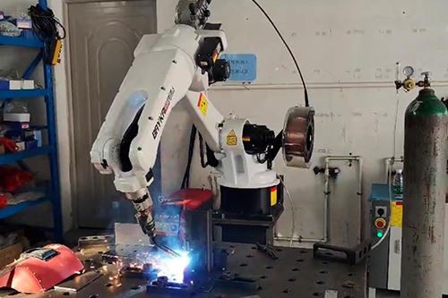 Sudarea pieselor liftului cu robotul Fulzh